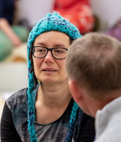 Duas pessoas em diálogo
